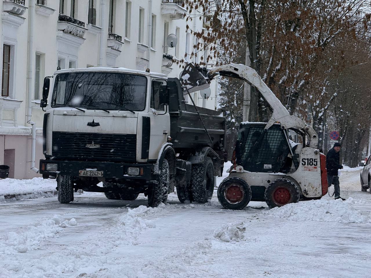 Коммунальщики убирают снег в Бресте