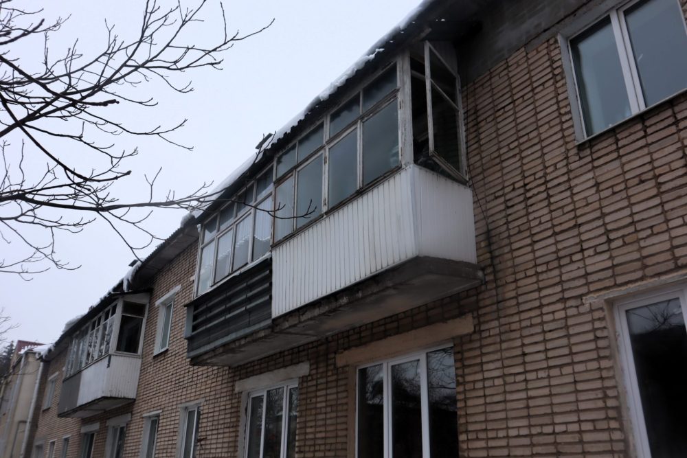Дом №14 на улице Мовчанского в Молодечно, где обрушились козырьки. Фото: Kraj.by