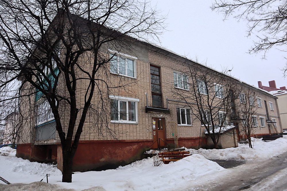 Дом №14 на улице Мовчанского в Молодечно, где обрушились козырьки. Фото: Kraj.by