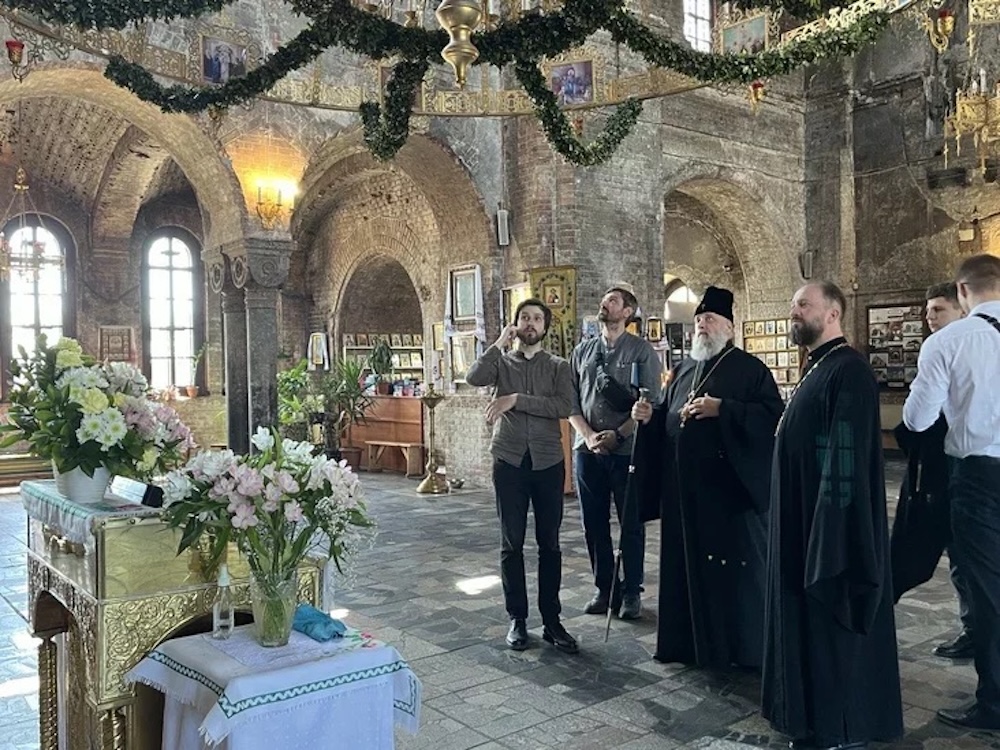 Визит в храм архиепископа Иоанна в сопровождении Максима Веремеюка, директора местной архитектурной мастерской. 