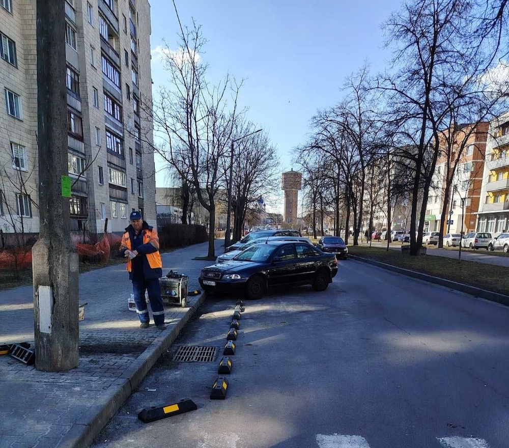 В Бресте устанавливают колесоотбойники.