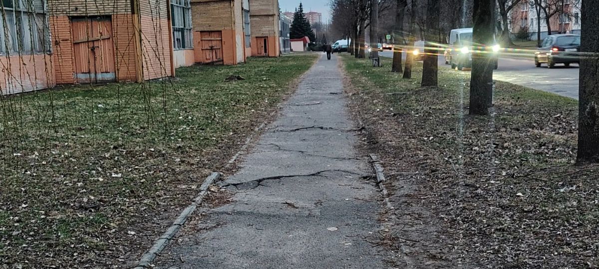 Состояние тротуара на Краснознаменной в Бресте