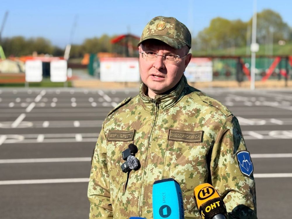 Председатель Брестского горисполкома Сергей Лободинский во время субботника 18 апреля 2026 года