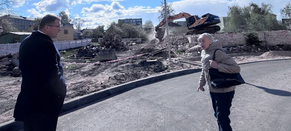 Председатель Свислочского райисполкома догоняет пожилую женщину во время своей пиар-прогулки