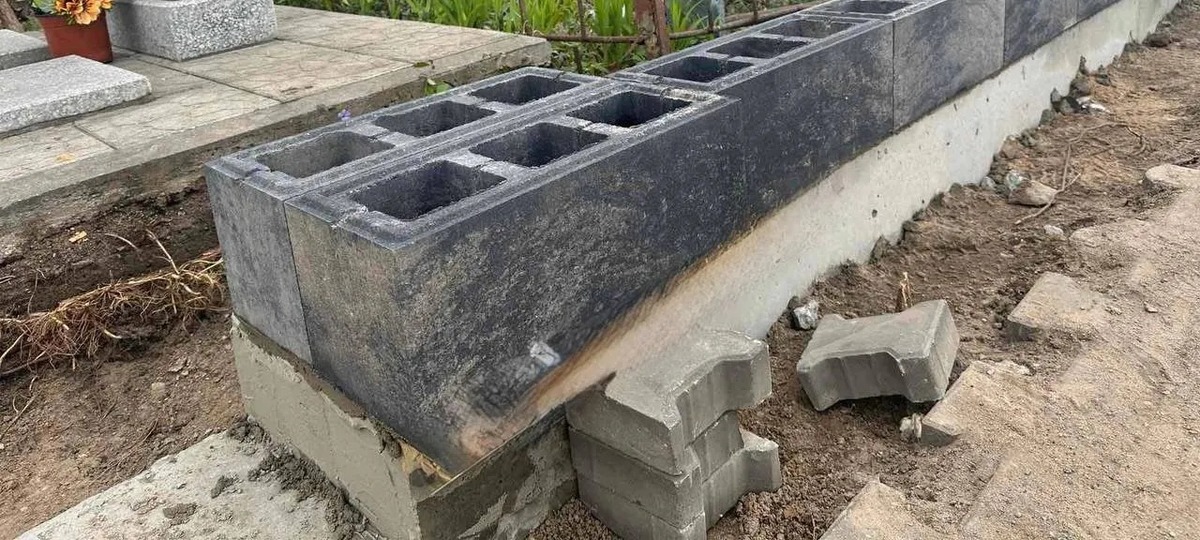 Установка нового забора на Тришинском кладбище в Бресте