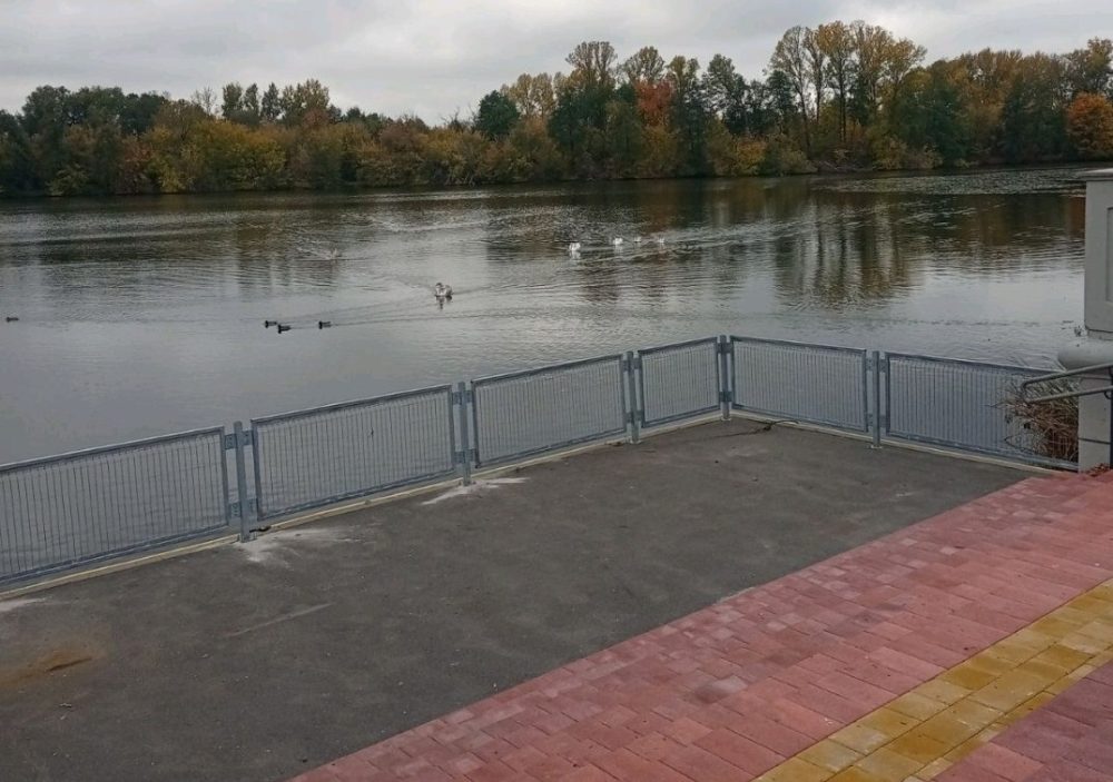 На причале набережной в Бресте установили забор. Фото: Брестский горисполком